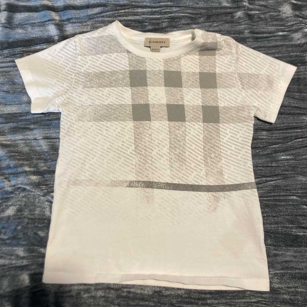 Toddler Burberry t-shirt 4Y/104 cm. White and grey logo